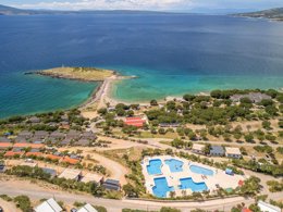 Camping Pas Cher vous présente avec son site Officiel campingpascher.fr, le Camping Klenovica classé 3 étoiles, situé sur la commune de Klenovica dans le département Istrie (Istrie) en Croatie. Le camping Klenovica, vous présente un hébergement de type mobil-home de 31 m² avec climatisation. Le camping Klenovica vous propose du sam. 12 septembre au sam. 19 septembre 2026, en promotion à -23% pour 7 nuits à 336 € au lieu de 441,0 € soit une Économie de 105 €. Cette location propose 25 dates différentes pour réserver votre séjour. Découvrez également les 3 autres gammes d'hébergements du camping. Les Avis clients pour le Camping Klenovica sont excellents avec une note moyenne de 9 sur 10. Mer, Piscine extérieure, Aire de jeux enfants, Canoë-kayak, Court de tennis, Jet-ski, Plongée, Terrain de basketball, Terrain de football, Terrain de volley-ball, Terrain multisports, Bar, Pizzeria, Snack/Bar, Épicerie,... En savoir plus : cliquez-ICI.