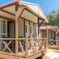 Camping Pas Cher vous présente avec son site Officiel campingpascher.fr, le Camping Ametlla classé 4 étoiles, situé sur la commune de L'ametlla De Mar dans le département Tarragone (Catalogne) en Espagne. Le camping Ametlla vous propose un hébergement de type bungalow de 34 m² pour 5 personnes avec climatisation (télévision). L'établissement vous propose 2 autres types d'hébergements. Découvrez tous nos séjours à petits prix dans la commune et aux alentours de L'ametlla De Mar du département : Tarragone (Catalogne). Les Avis clients pour le Camping Ametlla sont excellents avec une note moyenne de 8 sur 10. LacMer, Piscine extérieure, Animation enfants, Animations familiales, Aire de jeux enfants, Canoë-kayak, Court de tennis, Ping-pong, Pétanque, Randonnée, Salle de fitness, Terrain de football, Terrain multisports, Voile, Bar, Plats à emporter, Épicerie,... En savoir plus : cliquez-ICI.