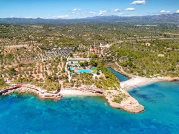 Camping Pas Cher vous présente avec son site Officiel campingpascher.fr, le Camping Ametlla classé 4 étoiles, situé sur la commune de L'ametlla De Mar dans le département Tarragone (Catalogne) en Espagne. Le camping Ametlla vous propose un hébergement de type bungalow de 34 m² pour 5 personnes avec climatisation (télévision). L'établissement vous propose 2 autres types d'hébergements. Découvrez tous nos séjours à petits prix dans la commune et aux alentours de L'ametlla De Mar du département : Tarragone (Catalogne). Les Avis clients pour le Camping Ametlla sont excellents avec une note moyenne de 8 sur 10. LacMer, Piscine extérieure, Animation enfants, Animations familiales, Aire de jeux enfants, Canoë-kayak, Court de tennis, Ping-pong, Pétanque, Randonnée, Salle de fitness, Terrain de football, Terrain multisports, Voile, Bar, Plats à emporter, Épicerie,... En savoir plus : cliquez-ICI.