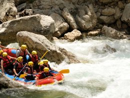 Camping Pas Cher vous présente avec son site Officiel campingpascher.fr, le Camping RCN Les Collines De Castellane classé 4 étoiles, situé sur la commune de Castellane dans le département Alpes-de-haute-provence (Provence Alpes Côte D'azur) en France. Le camping RCN Les Collines De Castellane vous propose un hébergement de type chalet de 34 m². L'établissement vous propose 14 autres types d'hébergements. Découvrez tous nos séjours à petits prix dans la commune et aux alentours de Castellane du département : Alpes-de-haute-provence (Provence Alpes Côte D'azur). Les Avis clients pour le Camping RCN Les Collines De Castellane sont excellents avec une note moyenne de 8 sur 10. Piscine extérieure, Animations familiales, Aire de jeux enfants, Court de tennis, Ping-pong, Pétanque, Terrain de football, Bar, Brasserie, Snack/Bar, Épicerie,... En savoir plus : cliquez-ICI.