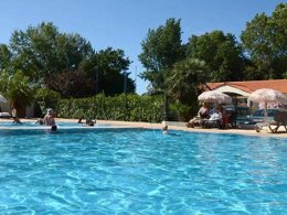 Camping Pas Cher vous présente avec son site Officiel campingpascher.fr, le Camping Le Marais Neuf classé 3 étoiles, situé sur la commune de La Barre De Monts dans le département Vendée (Pays De La Loire) en France. Le camping Le Marais Neuf vous propose un hébergement de type mobil-home de 25 m². L'établissement vous propose 9 autres types d'hébergements. Découvrez tous nos séjours à petits prix dans la commune et aux alentours de La Barre De Monts du département : Vendée (Pays De La Loire). Les Avis clients pour le Camping Le Marais Neuf sont excellents avec une note moyenne de 8 sur 10. Piscine chauffée, Piscine extérieure, Animation enfants, Animations familiales, Aire de jeux enfants, Baby-foot, Centre équestre, Parcours sportif, Ping-pong, Piscine, Pétanque, Sports nautiques, Bar, Dépôt de pain, Snack/Bar, Épicerie,... En savoir plus : cliquez-ICI.