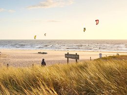 Camping Pas Cher vous présente avec son site Officiel campingpascher.fr, le Camping Le Marais Neuf classé 3 étoiles, situé sur la commune de La Barre De Monts dans le département Vendée (Pays De La Loire) en France. Le camping Le Marais Neuf vous propose un hébergement de type mobil-home de 33 m². L'établissement vous propose 5 autres types d'hébergements. Découvrez tous nos séjours à petits prix dans la commune et aux alentours de La Barre De Monts du département : Vendée (Pays De La Loire). Les Avis clients pour le Camping Le Marais Neuf sont excellents avec une note moyenne de 8 sur 10. Piscine chauffée, Piscine extérieure, Animation enfants, Animations familiales, Aire de jeux enfants, Baby-foot, Centre équestre, Parcours sportif, Ping-pong, Piscine, Pétanque, Sports nautiques, Bar, Dépôt de pain, Snack/Bar, Épicerie,... En savoir plus : cliquez-ICI.