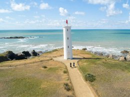 Camping Pas Cher vous présente avec son site Officiel campingpascher.fr, le Camping Le Marais Neuf classé 3 étoiles, situé sur la commune de La Barre De Monts dans le département Vendée (Pays De La Loire) en France. Le camping Le Marais Neuf, vous présente un hébergement de type mobil-home. Le camping Le Marais Neuf vous proposeun séjour PAS CHER avec une REMISEdu sam. 04 avril au sam. 11 avril 2026, en promotion à -43% pour 7 nuits à 199 € au lieu de 350,0 € soit une Économie de 151 €. Cette location propose 26 dates différentes pour réserver votre séjour. Découvrez également les 1 autres gammes d'hébergements du camping. Les Avis clients pour le Camping Le Marais Neuf sont excellents avec une note moyenne de 8 sur 10. Piscine chauffée, Piscine extérieure, Animation enfants, Animations familiales, Aire de jeux enfants, Baby-foot, Centre équestre, Parcours sportif, Ping-pong, Piscine, Pétanque, Sports nautiques, Bar, Dépôt de pain, Snack/Bar, Épicerie,... En savoir plus : cliquez-ICI.