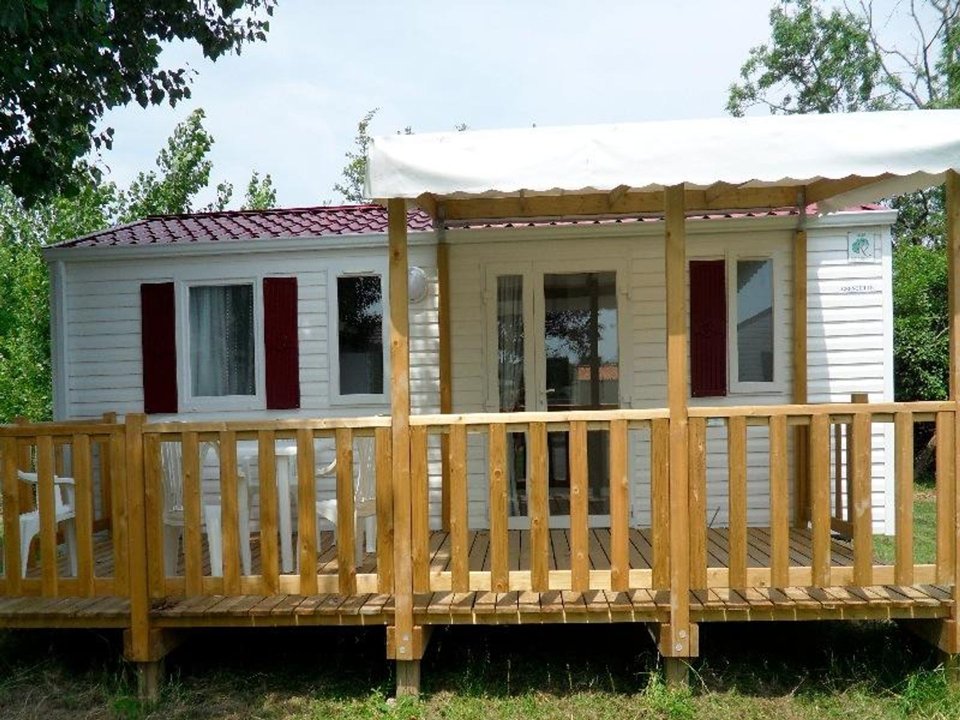 Camping Pas Cher vous présente avec son site Officiel campingpascher.fr, le Camping Ternélia La Caillebotière classé 2 étoiles, situé sur la commune de La Barre De Monts dans le département Vendée (Pays De La Loire) en France. Le camping Ternélia La Caillebotière vous propose un hébergement de type mobil-home de 28 m². L'établissement vous propose 2 autres types d'hébergements. Découvrez tous nos séjours à petits prix dans la commune et aux alentours de La Barre De Monts du département : Vendée (Pays De La Loire). Les Avis clients pour le Camping Ternélia La Caillebotière sont excellents avec une note moyenne de 8 sur 10. Piscine chauffée, Piscine extérieure, Animations familiales, Club enfants, Aire de jeux enfants, Centre équestre, Ping-pong, Pétanque, Randonnée, Sports nautiques, Structure gonflable enfants, Terrain de beach-volley, Terrain de volley-ball, Snack/Bar,... En savoir plus : cliquez-ICI.