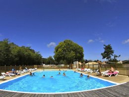 Camping Pas Cher vous présente avec son site Officiel campingpascher.fr, le Camping Ternélia La Caillebotière classé 2 étoiles, situé sur la commune de La Barre De Monts dans le département Vendée (Pays De La Loire) en France. Le camping Ternélia La Caillebotière vous propose un hébergement de type maison de campagne de 38 m² pour 2 personnes (télévision). L'établissement vous propose 2 autres types d'hébergements. Découvrez tous nos séjours à petits prix dans la commune et aux alentours de La Barre De Monts du département : Vendée (Pays De La Loire). Les Avis clients pour le Camping Ternélia La Caillebotière sont excellents avec une note moyenne de 8 sur 10. Piscine chauffée, Piscine extérieure, Animations familiales, Club enfants, Aire de jeux enfants, Centre équestre, Ping-pong, Pétanque, Randonnée, Sports nautiques, Structure gonflable enfants, Terrain de beach-volley, Terrain de volley-ball, Snack/Bar,... En savoir plus : cliquez-ICI.