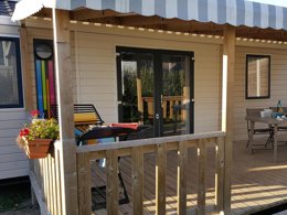 Camping Pas Cher vous présente avec son site Officiel campingpascher.fr, le Camping Eden classé 4 étoiles, situé sur la commune de La Baule dans le département Loire-atlantique (Pays De La Loire) en France. Le camping Eden, vous présente un hébergement de type mobil-home de 36 m² pour 8 personnes et télévision. Le camping Eden vous propose du lundi 06 avril au lundi 13 avril 2026 pour 7 nuits à 575.4€. Cette location propose 92 dates différentes pour réserver votre séjour. Découvrez également les 10 autres gammes d'hébergements du camping. Les Avis clients pour le Camping Eden sont excellents avec une note moyenne de 8 sur 10. MerÉtang, Parc aquatique, Piscine couverte, Piscine extérieure, Animations familiales, Club enfants, Aire de jeux enfants, Canoë-kayak, Centre équestre, Court de tennis, Cyclisme, Golf, Jet-ski, Location de bateaux, Paddle, Ping-pong, Pétanque, Randonnée, Salle de fitness, Sports nautiques, Terrain de beach-volley, Trampoline, Voile, Bar, Dépôt de pain, Pizzeria, Plats à emporter, Restaurant, Snack/Bar, Supermarché, Épicerie,... En savoir plus : cliquez-ICI.