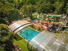 Camping Pas Cher vous présente avec son site Officiel campingpascher.fr, le Camping Les Ajoncs D'Or classé 4 étoiles, situé sur la commune de La Baule dans le département Loire-atlantique (Pays De La Loire) en France. Le camping Les Ajoncs D'Or vous propose un hébergement de type mobil-home de 40 m² pour 6 personnes avec climatisation (télévision). L'établissement vous propose 53 autres types d'hébergements. Découvrez tous nos séjours à petits prix dans la commune et aux alentours de La Baule du département : Loire-atlantique (Pays De La Loire). Les Avis clients pour le Camping Les Ajoncs D'Or sont de 7 sur 10. Piscine chauffée, Piscine couverte, Animation ados, Animations familiales, Club enfants, Aire de jeux enfants, Canoë-kayak, Centre équestre, Golf, Ping-pong, Planche à voile, Pétanque, Structure gonflable enfants, Surf, Terrain multisports, Trampoline, Bar, Dépôt de pain, Plats à emporter, Snack/Bar, Supermarché, Épicerie,... En savoir plus : cliquez-ICI.