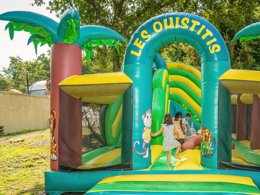 Camping Pas Cher vous présente avec son site Officiel campingpascher.fr, le Camping Les Ajoncs D'Or classé 4 étoiles, situé sur la commune de La Baule dans le département Loire-atlantique (Pays De La Loire) en France. Le camping Les Ajoncs D'Or, vous présente un hébergement de type mobil-home de 28 m² et télévision. Le camping Les Ajoncs D'Or vous propose du sam. 30 mai au sam. 06 juin 2026, en promotion à -21% pour 7 nuits à 239 € au lieu de 306,0 € soit une Économie de 67 €. Cette location propose 23 dates différentes pour réserver votre séjour. Découvrez également les 4 autres gammes d'hébergements du camping. Les Avis clients pour le Camping Les Ajoncs D'Or sont de 7 sur 10. Piscine chauffée, Piscine couverte, Animation ados, Animations familiales, Club enfants, Aire de jeux enfants, Canoë-kayak, Centre équestre, Golf, Ping-pong, Planche à voile, Pétanque, Structure gonflable enfants, Surf, Terrain multisports, Trampoline, Bar, Dépôt de pain, Plats à emporter, Snack/Bar, Supermarché, Épicerie,... En savoir plus : cliquez-ICI.