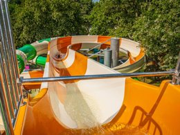 Camping Pas Cher vous présente avec son site Officiel campingpascher.fr, le Camping Les Ajoncs D'Or classé 4 étoiles, situé sur la commune de La Baule dans le département Loire-atlantique (Pays De La Loire) en France. Le camping Les Ajoncs D'Or, vous présente un hébergement de type mobil-home de 28 m² pour 6 personnes et télévision. Le camping Les Ajoncs D'Or vous propose du sam. 25 avril au sam. 02 mai 2026 pour 7 nuits à 209€. Cette location propose 22 dates différentes pour réserver votre séjour. Découvrez également les 6 autres gammes d'hébergements du camping. Les Avis clients pour le Camping Les Ajoncs D'Or sont excellents avec une note moyenne de 8 sur 10. Piscine chauffée, Piscine couverte, Animation ados, Animations familiales, Club enfants, Aire de jeux enfants, Canoë-kayak, Centre équestre, Golf, Ping-pong, Planche à voile, Pétanque, Structure gonflable enfants, Surf, Terrain multisports, Trampoline, Bar, Dépôt de pain, Plats à emporter, Snack/Bar, Supermarché, Épicerie,... En savoir plus : cliquez-ICI.