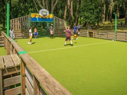 Camping Pas Cher vous présente avec son site Officiel campingpascher.fr, le Camping Les Ajoncs D'Or classé 4 étoiles, situé sur la commune de La Baule dans le département Loire-atlantique (Pays De La Loire) en France. Le camping Les Ajoncs D'Or, vous présente un hébergement de type mobil-home de 30 m² pour 6 personnes et télévision. Le camping Les Ajoncs D'Or vous propose du sam. 25 avril au sam. 02 mai 2026 pour 7 nuits à 219€. Cette location propose 22 dates différentes pour réserver votre séjour. Découvrez également les 6 autres gammes d'hébergements du camping. Les Avis clients pour le Camping Les Ajoncs D'Or sont excellents avec une note moyenne de 8 sur 10. Piscine chauffée, Piscine couverte, Animation ados, Animations familiales, Club enfants, Aire de jeux enfants, Canoë-kayak, Centre équestre, Golf, Ping-pong, Planche à voile, Pétanque, Structure gonflable enfants, Surf, Terrain multisports, Trampoline, Bar, Dépôt de pain, Plats à emporter, Snack/Bar, Supermarché, Épicerie,... En savoir plus : cliquez-ICI.