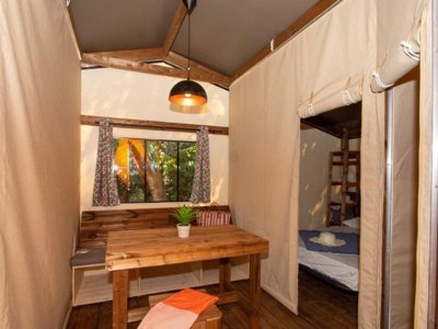 Cliquez pour découvrir toutes les photos de l'HÉBERGEMENT ! tente en toile et bois - Les Ecureuils photo 2