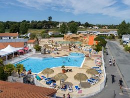 Camping Pas Cher vous présente avec son site Officiel campingpascher.fr, le Camping Les Ecureuils classé 4 étoiles, situé sur la commune de La Bernerie En Retz dans le département Loire-atlantique (Pays De La Loire) en France. Le camping Les Ecureuils vous propose un hébergement de type mobil-home de 32 m² (télévision). L'établissement vous propose 6 autres types d'hébergements. Découvrez tous nos séjours à petits prix dans la commune et aux alentours de La Bernerie En Retz du département : Loire-atlantique (Pays De La Loire). Les Avis clients pour le Camping Les Ecureuils sont excellents avec une note moyenne de 8 sur 10. Piscine couverte, Piscine extérieure, Animations familiales, Club enfants, Aire de jeux enfants, Baby-foot, Centre équestre, Court de tennis, Golf, Ping-pong, Piscine, Pétanque, Terrain multisports, Bar, Dépôt de pain, Restaurant, Snack/Bar, Épicerie,... En savoir plus : cliquez-ICI.