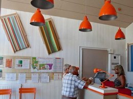 Camping Pas Cher vous présente avec son site Officiel campingpascher.fr, le Camping Les Ecureuils classé 4 étoiles, situé sur la commune de La Bernerie En Retz dans le département Loire-atlantique (Pays De La Loire) en France. Le camping Les Ecureuils, vous présente un hébergement de type mobil-home de 32 m² avec climatisation et télévision. Le camping Les Ecureuils vous propose du mardi 26 mai au mardi 02 juin 2026 pour 7 nuits à 326€. Cette location propose 83 dates différentes pour réserver votre séjour. Découvrez également les 3 autres gammes d'hébergements du camping. Les Avis clients pour le Camping Les Ecureuils sont de 6 sur 10. Piscine couverte, Piscine extérieure, Animations familiales, Club enfants, Aire de jeux enfants, Baby-foot, Centre équestre, Court de tennis, Golf, Ping-pong, Piscine, Pétanque, Terrain multisports, Bar, Dépôt de pain, Snack/Bar, Épicerie,... En savoir plus : cliquez-ICI.