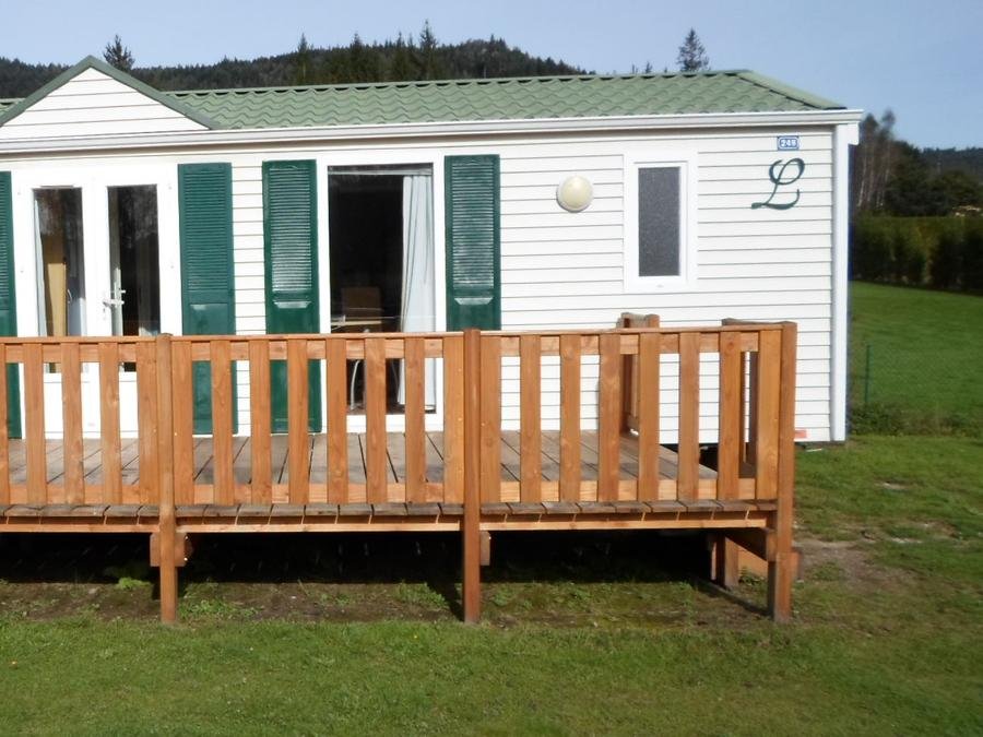 Camping Pas Cher vous présente avec son site Officiel campingpascher.fr, le Camping Les Pinasses classé 3 étoiles, situé sur la commune de La Chapelle Devant Bruyeres dans le département Vosges (Lorraine) en France. Le camping Les Pinasses, vous présente un hébergement de type mobil-home de 30 m². Le camping Les Pinasses vous propose du sam. 29 août au sam. 05 septembre 2026 pour 7 nuits à 390€. Cette location propose 38 dates différentes pour réserver votre séjour. Découvrez également les 11 autres gammes d'hébergements du camping. Les Avis clients pour le Camping Les Pinasses sont excellents avec une note moyenne de 8 sur 10. Piscine chauffée, Piscine extérieure, Animations familiales, Aire de jeux enfants, Baby-foot, Court de tennis, Ping-pong, Pétanque, Trampoline, Bar, Dépôt de pain, Plats à emporter, Snack/Bar, Supermarché, Épicerie,... En savoir plus : cliquez-ICI.
