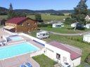Camping Pas Cher vous présente avec son site Officiel campingpascher.fr, le Camping Les Pinasses classé 3 étoiles, situé sur la commune de La Chapelle Devant Bruyeres dans le département Vosges (Lorraine) en France. Le camping Les Pinasses, vous présente un hébergement de type mobil-home de 30 m². Le camping Les Pinasses vous propose du sam. 29 août au sam. 05 septembre 2026 pour 7 nuits à 390€. Cette location propose 38 dates différentes pour réserver votre séjour. Découvrez également les 11 autres gammes d'hébergements du camping. Les Avis clients pour le Camping Les Pinasses sont excellents avec une note moyenne de 8 sur 10. Piscine chauffée, Piscine extérieure, Animations familiales, Aire de jeux enfants, Baby-foot, Court de tennis, Ping-pong, Pétanque, Trampoline, Bar, Dépôt de pain, Plats à emporter, Snack/Bar, Supermarché, Épicerie,... En savoir plus : cliquez-ICI.