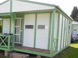 Camping Pas Cher vous présente avec son site Officiel campingpascher.fr, le Camping Les Pinasses classé 3 étoiles, situé sur la commune de La Chapelle Devant Bruyeres dans le département Vosges (Lorraine) en France. Le camping Les Pinasses, vous présente un hébergement de type chalet de 27 m² pour 2 personnes. Le camping Les Pinasses vous propose du vendredi 03 avril au vendredi 10 avril 2026 pour 7 nuits à 609€. Cette location propose 99 dates différentes pour réserver votre séjour. Découvrez également les 11 autres gammes d'hébergements du camping. Les Avis clients pour le Camping Les Pinasses sont excellents avec une note moyenne de 8 sur 10. Piscine chauffée, Piscine extérieure, Animations familiales, Aire de jeux enfants, Baby-foot, Court de tennis, Ping-pong, Pétanque, Trampoline, Bar, Dépôt de pain, Plats à emporter, Snack/Bar, Supermarché, Épicerie,... En savoir plus : cliquez-ICI.