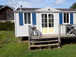 Camping Pas Cher vous présente avec son site Officiel campingpascher.fr, le Camping Les Pinasses classé 3 étoiles, situé sur la commune de La Chapelle Devant Bruyeres dans le département Vosges (Lorraine) en France. Le camping Les Pinasses, vous présente un hébergement de type mobil-home de 24 m² pour 1 personne. Le camping Les Pinasses vous propose du vendredi 28 août au vendredi 04 septembre 2026 pour 7 nuits à 386.43€. Cette location propose 35 dates différentes pour réserver votre séjour. Découvrez également les 11 autres gammes d'hébergements du camping. Les Avis clients pour le Camping Les Pinasses sont excellents avec une note moyenne de 8 sur 10. Piscine chauffée, Piscine extérieure, Animations familiales, Aire de jeux enfants, Baby-foot, Court de tennis, Ping-pong, Pétanque, Trampoline, Bar, Dépôt de pain, Plats à emporter, Snack/Bar, Supermarché, Épicerie,... En savoir plus : cliquez-ICI.