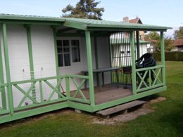 Camping Pas Cher vous présente avec son site Officiel campingpascher.fr, le Camping Les Pinasses classé 3 étoiles, situé sur la commune de La Chapelle Devant Bruyeres dans le département Vosges (Lorraine) en France. Le camping Les Pinasses, vous présente un hébergement de type chalet de 35 m² pour 2 personnes. Le camping Les Pinasses vous propose du vendredi 03 avril au vendredi 10 avril 2026 pour 7 nuits à 430€. Cette location propose 127 dates différentes pour réserver votre séjour. Découvrez également les 11 autres gammes d'hébergements du camping. Les Avis clients pour le Camping Les Pinasses sont excellents avec une note moyenne de 8 sur 10. Piscine chauffée, Piscine extérieure, Animations familiales, Aire de jeux enfants, Baby-foot, Court de tennis, Ping-pong, Pétanque, Trampoline, Bar, Dépôt de pain, Plats à emporter, Snack/Bar, Supermarché, Épicerie,... En savoir plus : cliquez-ICI.