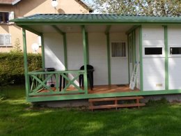 Camping Pas Cher vous présente avec son site Officiel campingpascher.fr, le Camping Les Pinasses classé 3 étoiles, situé sur la commune de La Chapelle Devant Bruyeres dans le département Vosges (Lorraine) en France. Le camping Les Pinasses, vous présente un hébergement de type chalet de 32 m². Le camping Les Pinasses vous propose du vendredi 03 avril au vendredi 10 avril 2026 pour 7 nuits à 390€. Cette location propose 120 dates différentes pour réserver votre séjour. Découvrez également les 11 autres gammes d'hébergements du camping. Les Avis clients pour le Camping Les Pinasses sont excellents avec une note moyenne de 8 sur 10. Piscine chauffée, Piscine extérieure, Animations familiales, Aire de jeux enfants, Baby-foot, Court de tennis, Ping-pong, Pétanque, Trampoline, Bar, Dépôt de pain, Plats à emporter, Snack/Bar, Supermarché, Épicerie,... En savoir plus : cliquez-ICI.