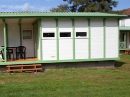 Camping Pas Cher vous présente avec son site Officiel campingpascher.fr, le Camping Les Pinasses classé 3 étoiles, situé sur la commune de La Chapelle Devant Bruyeres dans le département Vosges (Lorraine) en France. Le camping Les Pinasses, vous présente un hébergement de type chalet de 32 m² pour 1 personne. Le camping Les Pinasses vous propose du vendredi 03 avril au vendredi 10 avril 2026 pour 7 nuits à 405€. Cette location propose 134 dates différentes pour réserver votre séjour. Découvrez également les 11 autres gammes d'hébergements du camping. Les Avis clients pour le Camping Les Pinasses sont excellents avec une note moyenne de 8 sur 10. Piscine chauffée, Piscine extérieure, Animations familiales, Aire de jeux enfants, Baby-foot, Court de tennis, Ping-pong, Pétanque, Trampoline, Bar, Dépôt de pain, Plats à emporter, Snack/Bar, Supermarché, Épicerie,... En savoir plus : cliquez-ICI.