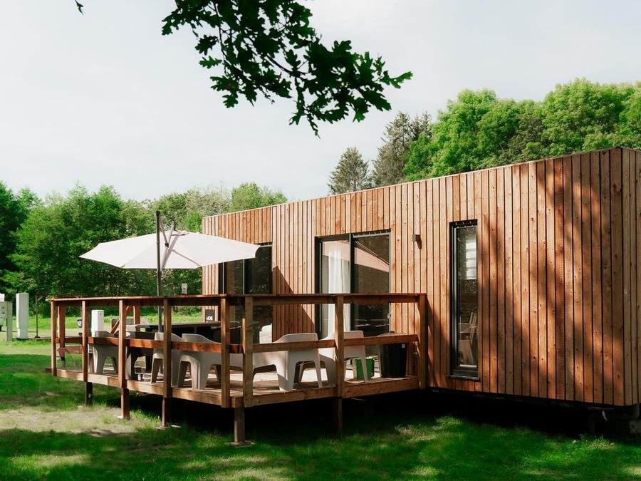 Camping Pas Cher vous présente avec son site Officiel campingpascher.fr, le Camping La Roche classé 4 étoiles, situé sur la commune de La Roche En Ardenne dans le département Luxembourg (Wallonie) en Belgique. Le camping La Roche, vous présente un hébergement de type lodge. Le camping La Roche vous propose du lundi 31 août au lundi 07 septembre 2026 pour 7 nuits à 1184.5€. Cette location propose 125 dates différentes pour réserver votre séjour. Découvrez également les 11 autres gammes d'hébergements du camping. Rivière, Piscine extérieure, Aire de jeux enfants, Canoë-kayak, Ping-pong, Pétanque, Randonnée, Terrain multisports, Bar, Snack/Bar,... En savoir plus : cliquez-ICI.
