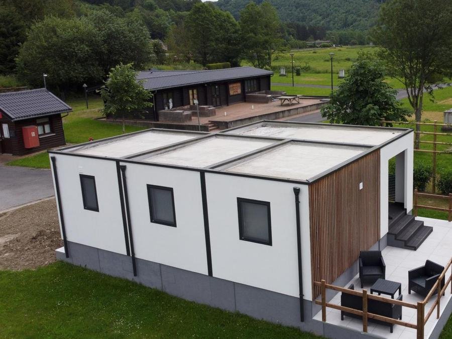 Camping Pas Cher vous présente avec son site Officiel campingpascher.fr, le Camping La Roche classé 4 étoiles, situé sur la commune de La Roche En Ardenne dans le département Luxembourg (Wallonie) en Belgique. Le camping La Roche, vous présente un hébergement de type lodge. Le camping La Roche vous propose du lundi 31 août au lundi 07 septembre 2026 pour 7 nuits à 1104€. Cette location propose 140 dates différentes pour réserver votre séjour. Découvrez également les 11 autres gammes d'hébergements du camping. Rivière, Piscine extérieure, Aire de jeux enfants, Canoë-kayak, Ping-pong, Pétanque, Randonnée, Terrain multisports, Bar, Snack/Bar,... En savoir plus : cliquez-ICI.
