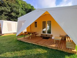 Camping Pas Cher vous présente avec son site Officiel campingpascher.fr, le Camping La Roche classé 4 étoiles, situé sur la commune de La Roche En Ardenne dans le département Luxembourg (Wallonie) en Belgique. Le camping La Roche, vous présente un hébergement de type tente. Le camping La Roche vous propose du mardi 31 mars au mardi 07 avril 2026, en promotion à -20% pour 7 nuits à 554,76 € au lieu de 693,45 € soit une Économie de 138,69 €. Cette location propose 227 dates différentes pour réserver votre séjour. Découvrez également les 7 autres gammes d'hébergements du camping. Rivière, Piscine extérieure, Aire de jeux enfants, Canoë-kayak, Ping-pong, Pétanque, Randonnée, Terrain multisports, Bar, Snack/Bar,... En savoir plus : cliquez-ICI.