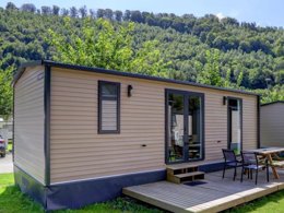 Camping Pas Cher vous présente avec son site Officiel campingpascher.fr, le Camping La Roche classé 4 étoiles, situé sur la commune de La Roche En Ardenne dans le département Luxembourg (Wallonie) en Belgique. Le camping La Roche, vous présente un hébergement de type mobil-home. Le camping La Roche vous propose du mercredi 22 avril au mercredi 29 avril 2026, en promotion à -20% pour 7 nuits à 634,80 € au lieu de 793,5 € soit une Économie de 158,70 €. Cette location propose 193 dates différentes pour réserver votre séjour. Découvrez également les 7 autres gammes d'hébergements du camping. Rivière, Piscine extérieure, Aire de jeux enfants, Canoë-kayak, Ping-pong, Pétanque, Randonnée, Terrain multisports, Bar, Snack/Bar,... En savoir plus : cliquez-ICI.