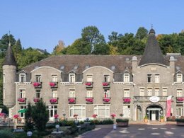 Camping Pas Cher vous présente avec son site Officiel campingpascher.fr, le Camping La Roche classé 4 étoiles, situé sur la commune de La Roche En Ardenne dans le département Luxembourg (Wallonie) en Belgique. Le camping La Roche, vous présente un hébergement de type mobil-home. Le camping La Roche vous propose du mercredi 22 avril au mercredi 29 avril 2026, en promotion à -20% pour 7 nuits à 634,80 € au lieu de 793,5 € soit une Économie de 158,70 €. Cette location propose 193 dates différentes pour réserver votre séjour. Découvrez également les 7 autres gammes d'hébergements du camping. Rivière, Piscine extérieure, Aire de jeux enfants, Canoë-kayak, Ping-pong, Pétanque, Randonnée, Terrain multisports, Bar, Snack/Bar,... En savoir plus : cliquez-ICI.