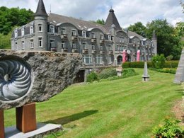 Camping Pas Cher vous présente avec son site Officiel campingpascher.fr, le Camping La Roche classé 4 étoiles, situé sur la commune de La Roche En Ardenne dans le département Luxembourg (Wallonie) en Belgique. Le camping La Roche, vous présente un hébergement de type mobil-home. Le camping La Roche vous propose du lundi 05 octobre au lundi 12 octobre 2026, en promotion à -20% pour 7 nuits à 690,92 € au lieu de 863,65 € soit une Économie de 172,73 €. Cette location propose 177 dates différentes pour réserver votre séjour. Découvrez également les 7 autres gammes d'hébergements du camping. Rivière, Piscine extérieure, Aire de jeux enfants, Canoë-kayak, Ping-pong, Pétanque, Randonnée, Terrain multisports, Bar, Snack/Bar,... En savoir plus : cliquez-ICI.