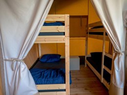 Camping Pas Cher vous présente avec son site Officiel campingpascher.fr, le Camping La Roche classé 4 étoiles, situé sur la commune de La Roche En Ardenne dans le département Luxembourg (Wallonie) en Belgique. Le camping La Roche, vous présente un hébergement de type mobil-home. Le camping La Roche vous propose du sam. 03 octobre au sam. 10 octobre 2026, en promotion à -20% pour 7 nuits à 508,76 € au lieu de 635,95 € soit une Économie de 127,19 €. Cette location propose 160 dates différentes pour réserver votre séjour. Découvrez également les 7 autres gammes d'hébergements du camping. Rivière, Piscine extérieure, Aire de jeux enfants, Canoë-kayak, Ping-pong, Pétanque, Randonnée, Terrain multisports, Bar, Snack/Bar,... En savoir plus : cliquez-ICI.