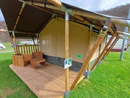 Camping Pas Cher vous présente avec son site Officiel campingpascher.fr, le Camping La Roche classé 4 étoiles, situé sur la commune de La Roche En Ardenne dans le département Luxembourg (Wallonie) en Belgique. Le camping La Roche, vous présente un hébergement de type lodge. Le camping La Roche vous propose du dimanche 12 avril au dimanche 19 avril 2026, en promotion à -20% pour 7 nuits à 864,80 € au lieu de 1081,0 € soit une Économie de 216,20 €. Cette location propose 232 dates différentes pour réserver votre séjour. Découvrez également les 7 autres gammes d'hébergements du camping. Rivière, Piscine extérieure, Aire de jeux enfants, Canoë-kayak, Ping-pong, Pétanque, Randonnée, Terrain multisports, Bar, Snack/Bar,... En savoir plus : cliquez-ICI.