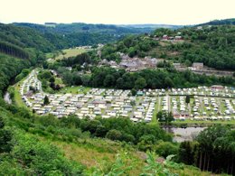 Camping Pas Cher vous présente avec son site Officiel campingpascher.fr, le Camping La Roche classé 4 étoiles, situé sur la commune de La Roche En Ardenne dans le département Luxembourg (Wallonie) en Belgique. Le camping La Roche, vous présente un hébergement de type tente. Le camping La Roche vous propose du mardi 31 mars au mardi 07 avril 2026, en promotion à -20% pour 7 nuits à 554,76 € au lieu de 693,45 € soit une Économie de 138,69 €. Cette location propose 227 dates différentes pour réserver votre séjour. Découvrez également les 7 autres gammes d'hébergements du camping. Rivière, Piscine extérieure, Aire de jeux enfants, Canoë-kayak, Ping-pong, Pétanque, Randonnée, Terrain multisports, Bar, Snack/Bar,... En savoir plus : cliquez-ICI.