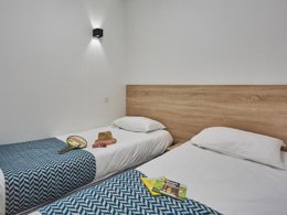 Camping Pas Cher vous présente avec son site Officiel campingpascher.fr, la Résidence Odalys Référence Archipel classé 4 étoiles, située sur la commune de La Rochelle dans le département Charente-maritime (Poitou Charentes) en France. La résidence Odalys Référence Archipel vous propose un hébergement de type studio de 28 m² (télévision). Cet hébergement propose plus de 45 dates différentes pour réserver ! Pour dévouvrir la période la moins chère, consultez la rubrique 'Tarifs' et sélectionnez votre mois de départ. L'établissement vous propose 5 autres types d'hébergements. Découvrez tous nos séjours à petits prix dans la commune et aux alentours de La Rochelle du département : Charente-maritime (Poitou Charentes). Les Avis clients pour la Résidence Odalys Référence Archipel sont excellents avec une note moyenne de 9 sur 10. Piscine extérieure, Canoë-kayak, Centre équestre, Court de tennis, Golf, Salle de fitness,... En savoir plus : cliquez-ICI.