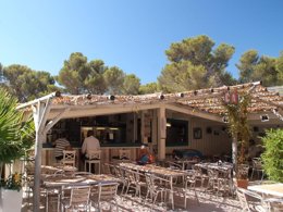 Camping Pas Cher vous présente avec son site Officiel campingpascher.fr, le Camping Sélection Camping classé 4 étoiles, situé sur la commune de La Croix Valmer dans le département Var (Provence Alpes Côte D'azur) en France. Le camping Sélection Camping vous propose un hébergement de type mobil-home de 32 m² avec climatisation (télévision). L'établissement vous propose 19 autres types d'hébergements. Découvrez tous nos séjours à petits prix dans la commune et aux alentours de La Croix Valmer du département : Var (Provence Alpes Côte D'azur). Les Avis clients pour le Camping Sélection Camping sont excellents avec une note moyenne de 8 sur 10. Piscine chauffée, Piscine extérieure, Animations familiales, Club enfants, Aire de jeux enfants, Centre équestre, Court de tennis, Cyclisme, Golf, Ping-pong, Piscine, Pétanque, Randonnée, Terrain de football, Terrain multisports, Bar, Dépôt de pain, Plats à emporter, Restaurant, Snack/Bar, Épicerie,... En savoir plus : cliquez-ICI.