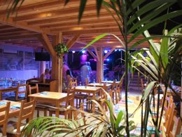 Camping Pas Cher vous présente avec son site Officiel campingpascher.fr, le Camping Sélection Camping classé 4 étoiles, situé sur la commune de La Croix Valmer dans le département Var (Provence Alpes Côte D'azur) en France. Le camping Sélection Camping vous propose un hébergement de type mobil-home de 30 m² avec climatisation (télévision). L'établissement vous propose 19 autres types d'hébergements. Découvrez tous nos séjours à petits prix dans la commune et aux alentours de La Croix Valmer du département : Var (Provence Alpes Côte D'azur). Les Avis clients pour le Camping Sélection Camping sont excellents avec une note moyenne de 8 sur 10. Piscine chauffée, Piscine extérieure, Animations familiales, Club enfants, Aire de jeux enfants, Centre équestre, Court de tennis, Cyclisme, Golf, Ping-pong, Piscine, Pétanque, Randonnée, Terrain de football, Terrain multisports, Bar, Dépôt de pain, Plats à emporter, Restaurant, Snack/Bar, Épicerie,... En savoir plus : cliquez-ICI.