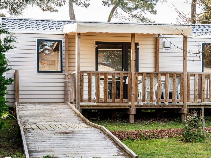 Camping Pas Cher vous présente avec son site Officiel campingpascher.fr, le Camping Les Violettes classé 4 étoiles, situé sur la commune de La Faute Sur Mer dans le département Vendée (Pays De La Loire) en France. Le camping Les Violettes, vous présente un hébergement de type mobil-home de 31 m² pour 4 personnes et télévision. Le camping Les Violettes vous propose du sam. 25 juillet au sam. 01 août 2026, en promotion à -10% pour 7 nuits à 718 € au lieu de 798,0 € soit une Économie de 80 €. Cette location propose 6 dates différentes pour réserver votre séjour. Découvrez également les 12 autres gammes d'hébergements du camping. Les Avis clients pour le Camping Les Violettes sont excellents avec une note moyenne de 8 sur 10. Mer, Piscine couverte, Piscine extérieure, Animations familiales, Club enfants, Aire de jeux enfants, Baby-foot, Cyclisme, Ping-pong, Piscine, Pétanque, Ski nautique, Terrain multisports, Bar, Dépôt de pain, Plats à emporter, Snack/Bar, Épicerie,... En savoir plus : cliquez-ICI.