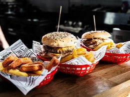 Camping Pas Cher vous présente avec son site Officiel campingpascher.fr, le Camping Les Violettes classé 4 étoiles, situé sur la commune de La Faute Sur Mer dans le département Vendée (Pays De La Loire) en France. Le camping Les Violettes, vous présente un hébergement de type chalet de 26 m² et télévision. Le camping Les Violettes vous propose du lundi 25 mai au lundi 01 juin 2026, en promotion à -15% pour 7 nuits à 239,70 € au lieu de 282,0 € soit une Économie de 42,30 €. Cette location propose 74 dates différentes pour réserver votre séjour. Découvrez également les 11 autres gammes d'hébergements du camping. Les Avis clients pour le Camping Les Violettes sont excellents avec une note moyenne de 8 sur 10. Mer, Piscine couverte, Piscine extérieure, Animations familiales, Club enfants, Aire de jeux enfants, Baby-foot, Cyclisme, Ping-pong, Piscine, Pétanque, Ski nautique, Terrain multisports, Bar, Dépôt de pain, Plats à emporter, Snack/Bar, Épicerie,... En savoir plus : cliquez-ICI.