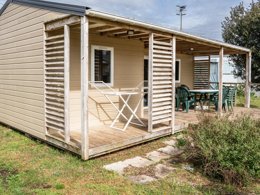 Camping Pas Cher vous présente avec son site Officiel campingpascher.fr, le Camping Les Violettes classé 4 étoiles, situé sur la commune de La Faute Sur Mer dans le département Vendée (Pays De La Loire) en France. Le camping Les Violettes, vous présente un hébergement de type chalet de 35 m² et télévision. Le camping Les Violettes vous propose du lundi 25 mai au lundi 01 juin 2026, en promotion à -15% pour 7 nuits à 251,60 € au lieu de 296,0 € soit une Économie de 44,40 €. Cette location propose 116 dates différentes pour réserver votre séjour. Découvrez également les 11 autres gammes d'hébergements du camping. Les Avis clients pour le Camping Les Violettes sont excellents avec une note moyenne de 8 sur 10. Mer, Piscine couverte, Piscine extérieure, Animations familiales, Club enfants, Aire de jeux enfants, Baby-foot, Cyclisme, Ping-pong, Piscine, Pétanque, Ski nautique, Terrain multisports, Bar, Dépôt de pain, Plats à emporter, Snack/Bar, Épicerie,... En savoir plus : cliquez-ICI.