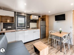 Camping Pas Cher vous présente avec son site Officiel campingpascher.fr, le Camping Les Violettes classé 4 étoiles, situé sur la commune de La Faute Sur Mer dans le département Vendée (Pays De La Loire) en France. Le camping Les Violettes, vous présente un hébergement de type mobil-home pour 4 personnes. Le camping Les Violettes vous propose du lundi 25 mai au lundi 01 juin 2026, en promotion à -15% pour 7 nuits à 251,60 € au lieu de 296,0 € soit une Économie de 44,40 €. Cette location propose 118 dates différentes pour réserver votre séjour. Découvrez également les 11 autres gammes d'hébergements du camping. Les Avis clients pour le Camping Les Violettes sont excellents avec une note moyenne de 8 sur 10. Mer, Piscine couverte, Piscine extérieure, Animations familiales, Club enfants, Aire de jeux enfants, Baby-foot, Cyclisme, Ping-pong, Piscine, Pétanque, Ski nautique, Terrain multisports, Bar, Dépôt de pain, Plats à emporter, Snack/Bar, Épicerie,... En savoir plus : cliquez-ICI.