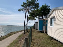 Camping Pas Cher vous présente avec son site Officiel campingpascher.fr, le Camping Les Violettes classé 4 étoiles, situé sur la commune de La Faute Sur Mer dans le département Vendée (Pays De La Loire) en France. Le camping Les Violettes, vous présente un hébergement de type mobil-home de 28 m² et télévision. Le camping Les Violettes vous propose du lundi 25 mai au lundi 01 juin 2026, en promotion à -15% pour 7 nuits à 239,70 € au lieu de 282,0 € soit une Économie de 42,30 €. Cette location propose 122 dates différentes pour réserver votre séjour. Découvrez également les 11 autres gammes d'hébergements du camping. Les Avis clients pour le Camping Les Violettes sont excellents avec une note moyenne de 8 sur 10. Mer, Piscine couverte, Piscine extérieure, Animations familiales, Club enfants, Aire de jeux enfants, Baby-foot, Cyclisme, Ping-pong, Piscine, Pétanque, Ski nautique, Terrain multisports, Bar, Dépôt de pain, Plats à emporter, Snack/Bar, Épicerie,... En savoir plus : cliquez-ICI.