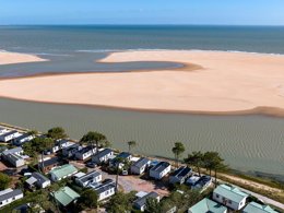 Camping Pas Cher vous présente avec son site Officiel campingpascher.fr, le Camping Les Violettes classé 4 étoiles, situé sur la commune de La Faute Sur Mer dans le département Vendée (Pays De La Loire) en France. Le camping Les Violettes, vous présente un hébergement de type mobil-home de 24 m² et télévision. Le camping Les Violettes vous propose du lundi 25 mai au lundi 01 juin 2026, en promotion à -15% pour 7 nuits à 239,70 € au lieu de 282,0 € soit une Économie de 42,30 €. Cette location propose 122 dates différentes pour réserver votre séjour. Découvrez également les 11 autres gammes d'hébergements du camping. Les Avis clients pour le Camping Les Violettes sont excellents avec une note moyenne de 8 sur 10. Mer, Piscine couverte, Piscine extérieure, Animations familiales, Club enfants, Aire de jeux enfants, Baby-foot, Cyclisme, Ping-pong, Piscine, Pétanque, Ski nautique, Terrain multisports, Bar, Dépôt de pain, Plats à emporter, Snack/Bar, Épicerie,... En savoir plus : cliquez-ICI.