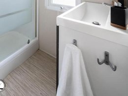 Camping Pas Cher vous présente avec son site Officiel campingpascher.fr, le Camping Les Violettes classé 4 étoiles, situé sur la commune de La Faute Sur Mer dans le département Vendée (Pays De La Loire) en France. Le camping Les Violettes, vous présente un hébergement de type mobil-home de 28 m² avec climatisation et télévision. Le camping Les Violettes vous propose du sam. 30 mai au sam. 06 juin 2026, en promotion à -15% pour 7 nuits à 289 € au lieu de 340,0 € soit une Économie de 51 €. Cette location propose 21 dates différentes pour réserver votre séjour. Découvrez également les 11 autres gammes d'hébergements du camping. Les Avis clients pour le Camping Les Violettes sont excellents avec une note moyenne de 8 sur 10. Mer, Piscine couverte, Piscine extérieure, Animations familiales, Club enfants, Aire de jeux enfants, Baby-foot, Cyclisme, Ping-pong, Piscine, Pétanque, Ski nautique, Terrain multisports, Bar, Dépôt de pain, Plats à emporter, Snack/Bar, Épicerie,... En savoir plus : cliquez-ICI.