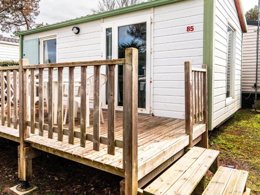 Camping Pas Cher vous présente avec son site Officiel campingpascher.fr, le Camping Les Violettes classé 4 étoiles, situé sur la commune de La Faute Sur Mer dans le département Vendée (Pays De La Loire) en France. Le camping Les Violettes, vous présente un hébergement de type mobil-home de 31 m² pour 4 personnes et télévision. Le camping Les Violettes vous propose du lundi 25 mai au lundi 01 juin 2026, en promotion à -15% pour 7 nuits à 239,70 € au lieu de 282,0 € soit une Économie de 42,30 €. Cette location propose 47 dates différentes pour réserver votre séjour. Découvrez également les 11 autres gammes d'hébergements du camping. Les Avis clients pour le Camping Les Violettes sont excellents avec une note moyenne de 8 sur 10. Mer, Piscine couverte, Piscine extérieure, Animations familiales, Club enfants, Aire de jeux enfants, Baby-foot, Cyclisme, Ping-pong, Piscine, Pétanque, Ski nautique, Terrain multisports, Bar, Dépôt de pain, Plats à emporter, Snack/Bar, Épicerie,... En savoir plus : cliquez-ICI.