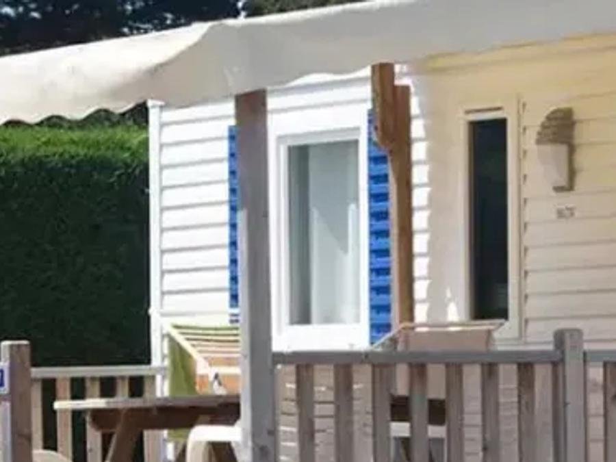 Camping Pas Cher vous présente avec son site Officiel campingpascher.fr, le Camping Le Pavillon Bleu classé 3 étoiles, situé sur la commune de La Faute Sur Mer dans le département Vendée (Pays De La Loire) en France. Le camping Le Pavillon Bleu, vous présente un hébergement de type mobil-home de 25 m² pour 6 personnes. Le camping Le Pavillon Bleu vous propose du sam. 25 juillet au sam. 01 août 2026 pour 7 nuits à 789€. Cette location propose 4 dates différentes pour réserver votre séjour. Découvrez également les 11 autres gammes d'hébergements du camping. Les Avis clients pour le Camping Le Pavillon Bleu sont excellents avec une note moyenne de 8 sur 10. Piscine extérieure, Animations familiales, Club ados, Club enfants, Aire de jeux enfants, Pétanque, Terrain multisports, Supermarché,... En savoir plus : cliquez-ICI.