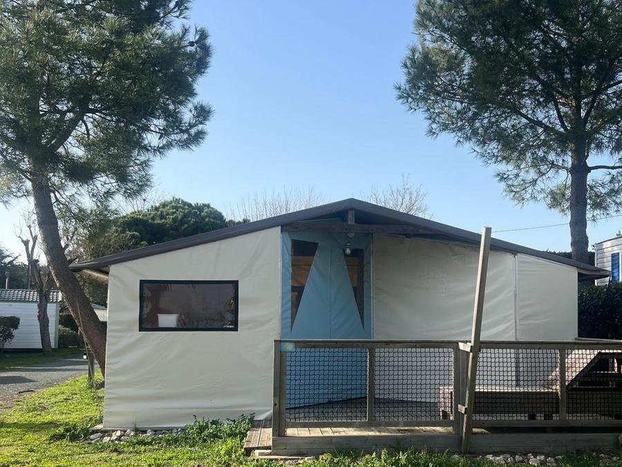 Camping Pas Cher vous présente avec son site Officiel campingpascher.fr, le Camping Le Pavillon Bleu classé 3 étoiles, situé sur la commune de La Faute Sur Mer dans le département Vendée (Pays De La Loire) en France. Le camping Le Pavillon Bleu, vous présente un hébergement de type tente en toile et bois de 24 m² pour 4 personnes. Le camping Le Pavillon Bleu vous propose du sam. 04 juillet au sam. 11 juillet 2026, en promotion à -9% pour 7 nuits à 390,60 € au lieu de 434,0 € soit une Économie de 43,40 €. Cette location propose 45 dates différentes pour réserver votre séjour. Découvrez également les 9 autres gammes d'hébergements du camping. Les Avis clients pour le Camping Le Pavillon Bleu sont excellents avec une note moyenne de 8 sur 10. Piscine extérieure, Animations familiales, Club ados, Club enfants, Aire de jeux enfants, Pétanque, Terrain multisports, Supermarché,... En savoir plus : cliquez-ICI.