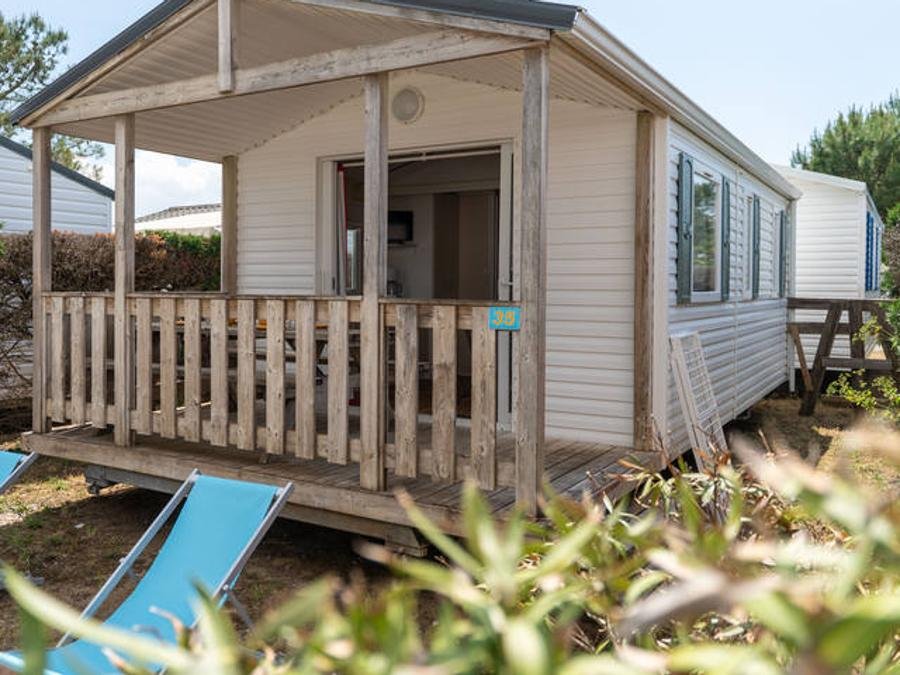 Camping Pas Cher vous présente avec son site Officiel campingpascher.fr, le Camping Le Pavillon Bleu classé 3 étoiles, situé sur la commune de La Faute Sur Mer dans le département Vendée (Pays De La Loire) en France. Le camping Le Pavillon Bleu vous propose un hébergement de type mobil-home de 25 m² pour 6 personnes. L'établissement vous propose 11 autres types d'hébergements. Découvrez tous nos séjours à petits prix dans la commune et aux alentours de La Faute Sur Mer du département : Vendée (Pays De La Loire). Les Avis clients pour le Camping Le Pavillon Bleu sont excellents avec une note moyenne de 8 sur 10. Piscine extérieure, Animations familiales, Club ados, Club enfants, Aire de jeux enfants, Pétanque, Terrain multisports, Supermarché,... En savoir plus : cliquez-ICI.