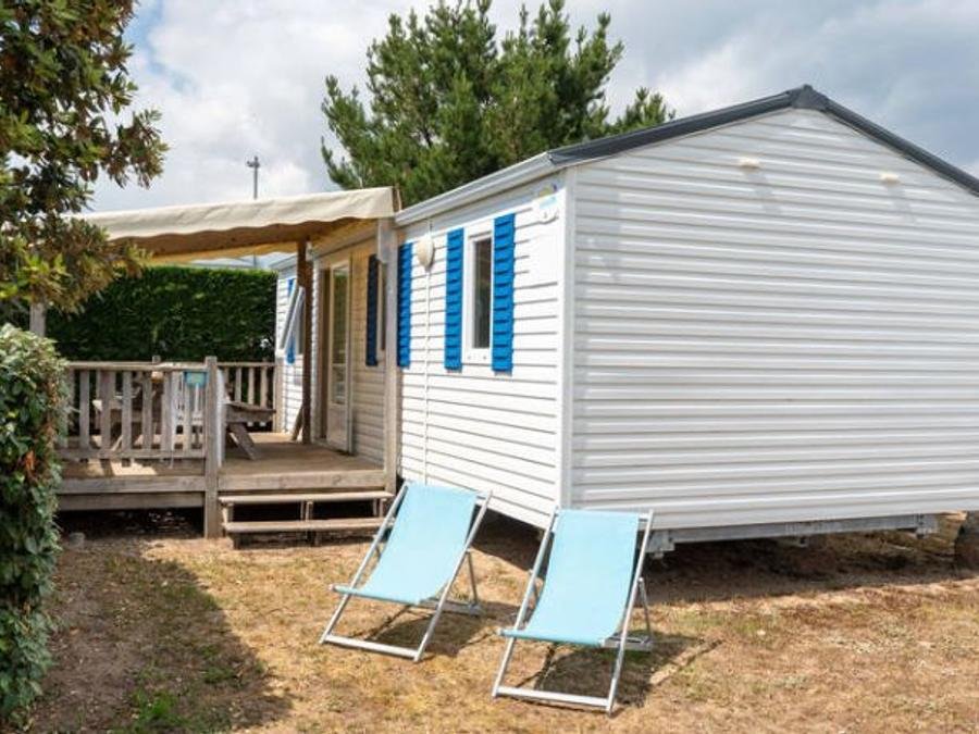 Camping Pas Cher vous présente avec son site Officiel campingpascher.fr, le Camping Le Pavillon Bleu classé 3 étoiles, situé sur la commune de La Faute Sur Mer dans le département Vendée (Pays De La Loire) en France. Le camping Le Pavillon Bleu vous propose un hébergement de type mobil-home de 28 m² pour 6 personnes (télévision). L'établissement vous propose 11 autres types d'hébergements. Découvrez tous nos séjours à petits prix dans la commune et aux alentours de La Faute Sur Mer du département : Vendée (Pays De La Loire). Les Avis clients pour le Camping Le Pavillon Bleu sont excellents avec une note moyenne de 8 sur 10. Piscine extérieure, Animations familiales, Club ados, Club enfants, Aire de jeux enfants, Pétanque, Terrain multisports, Supermarché,... En savoir plus : cliquez-ICI.