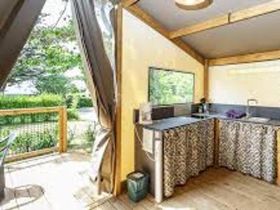 Cliquez pour découvrir toutes les photos de l'HÉBERGEMENT ! tente en toile et bois - Le Pavillon Bleu photo 3
