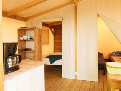 Cliquez pour découvrir toutes les photos de l'HÉBERGEMENT ! tente en toile et bois - Le Pavillon Bleu photo 4